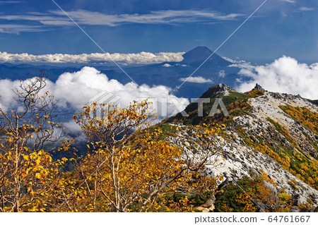 從富士山看富士山和藥師岳 從富士山看富士山和藥師岳 64761667