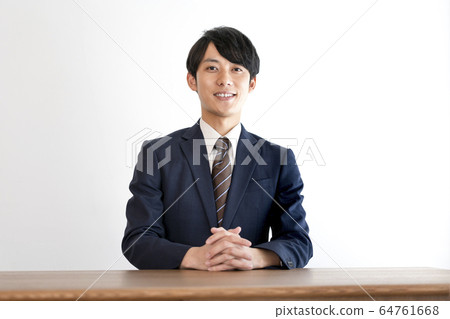一個穿西裝的年輕人 一個穿西裝的年輕人 64761668