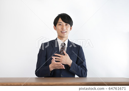 穿著西裝和另一個人說話的年輕人 穿著西裝和另一個人說話的年輕人 64761671