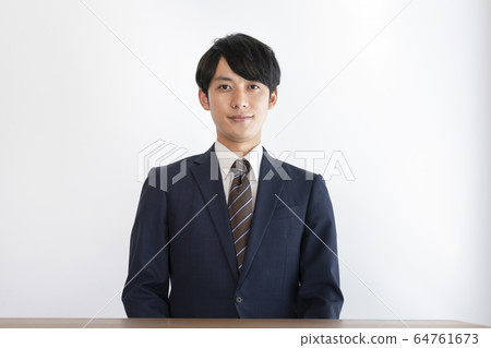 一個穿西裝的年輕人 一個穿西裝的年輕人 64761673