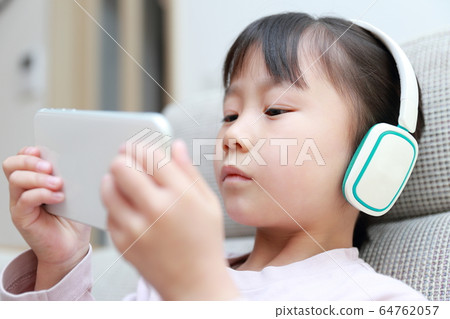Child (smartphone parenting parenting copy space infant headphones headphones home study music) Child (smartphone parenting parenting copy space infant headphones headphones home study music) 64762057