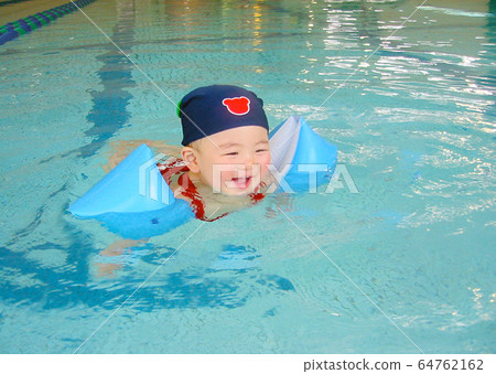 Baby swimming 1 Baby swimming 1 64762162