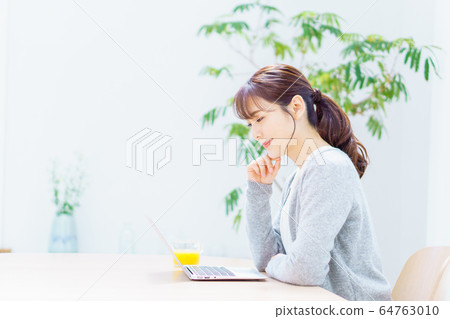 從家用筆記本電腦工作的女性 64763010