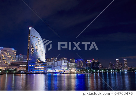 橫濱港和港未來的夜景 橫濱港和港未來的夜景 64763476