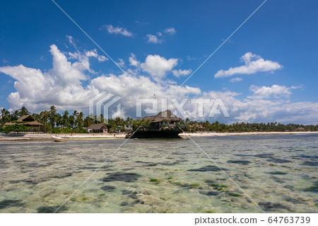 俯瞰岩石,白色沙灘和藍天,這家餐廳漂浮在坦桑尼亞桑給巴爾的海上 俯瞰岩石,白色沙灘和藍天,這家餐廳漂浮在坦桑尼亞桑給巴爾的海上 64763739