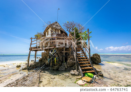 岩石，坦桑尼亞桑給巴爾島上的一家浮動餐廳的外景 64763741