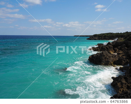 沖繩縣草田島，岩石海岸和碧綠的海 64763866