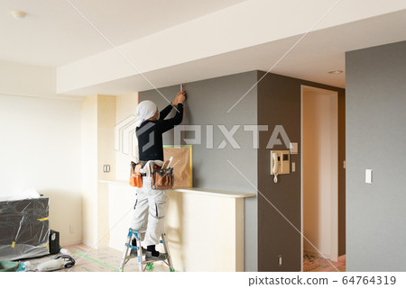 Craftsman who does interior work 64764319