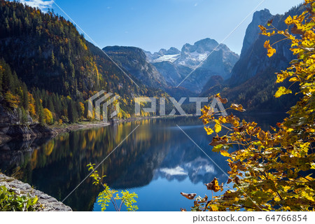 Peaceful autumn Alps mountain lake with clear 64766854