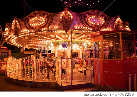 花屋敷旋轉木馬夜景（淺草） 64768299