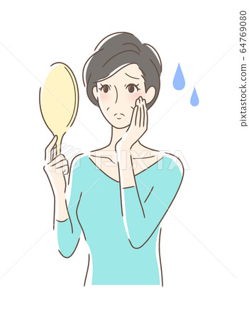 一個女人看著手鏡與不安的表情 64769080