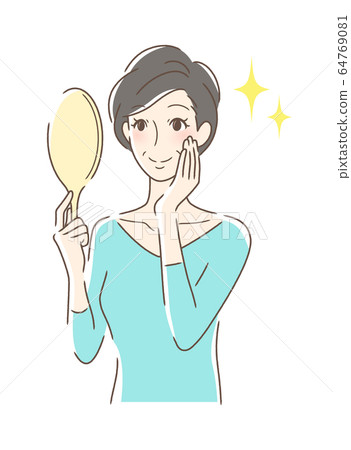 看有微笑的婦女手鏡 64769081