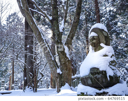 白雪皚皚的石佛 64769515