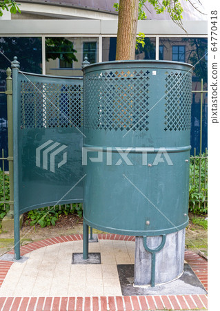 Curled Urinal Amsterdam 64770418