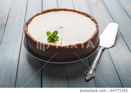 Plane round classic New York cheesecake Plane round classic New York cheesecake 64771392