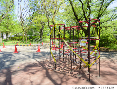 Park playground equipment (Zenfukuji Park, Tokyo) that was banned to prevent new coronavirus infections 64773486