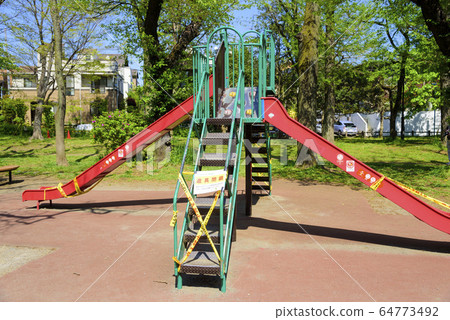 Park playground equipment (Zenfukuji Park, Tokyo) that was banned to prevent new coronavirus infections 64773492
