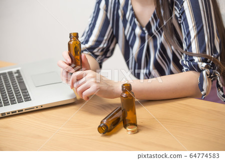 商業商業場景遠程辦公能量飲料OL勞累營養飲料 商業商業場景遠程辦公能量飲料OL勞累營養飲料 64774583