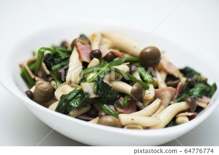 Sautéed spinach, shimeji mushrooms and bacon 64776774