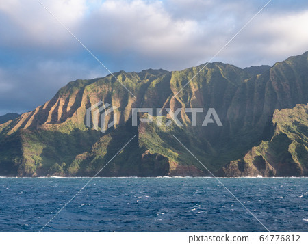 夏威夷考艾島納帕利海岸令人驚嘆的洞穴和懸崖景色 夏威夷考艾島納帕利海岸令人驚嘆的洞穴和懸崖景色 64776812