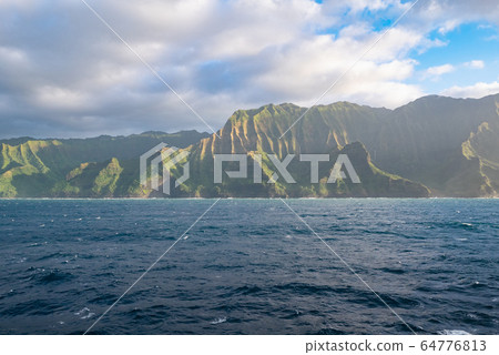 夏威夷考艾島納帕利海岸的岩石峭壁和白色海浪 夏威夷考艾島納帕利海岸的岩石峭壁和白色海浪 64776813