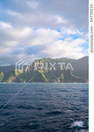 夏威夷考艾島納帕利海岸的一個僻靜海灣 夏威夷考艾島納帕利海岸的一個僻靜海灣 64776814