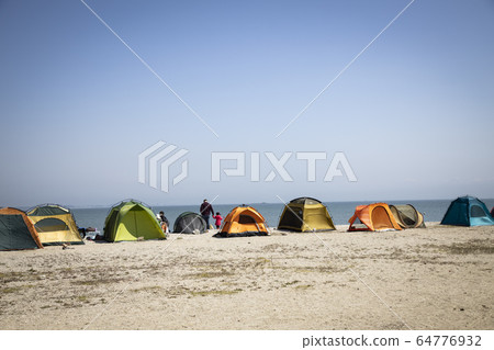 在海灘上的彩色帳篷 在海灘上的彩色帳篷 64776932