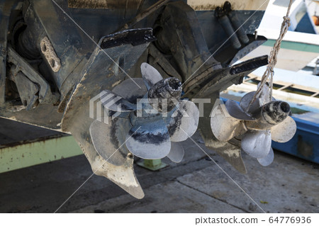 Screw wing hanging from the bottom of the ship Screw wing hanging from the bottom of the ship 64776936