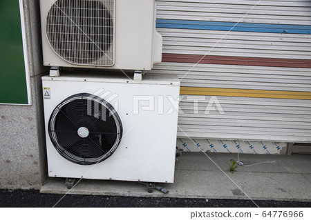 安裝在路邊的空調室外機 安裝在路邊的空調室外機 64776966