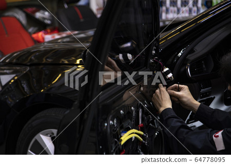車門被拆下來修理 車門被拆下來修理 64778095