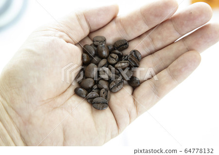 拿咖啡豆的手 64778132