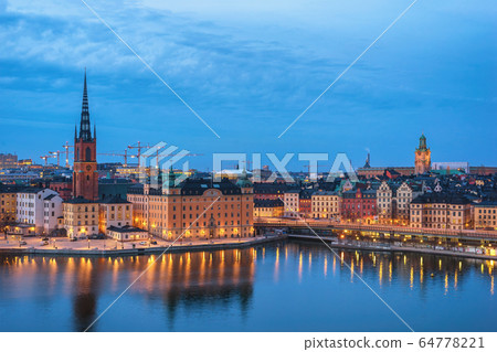 Stockholm Sweden, night city skyline at Gamla Stan old town 64778221