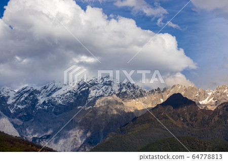 Valley of the Blue Moon (Shika Snow Mountain 64778813