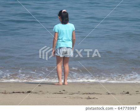 Girl in the sea 64778997