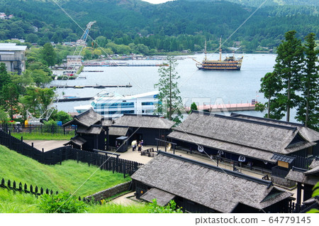 蘆之湖和箱根關所外的遊船（神奈川縣箱根町） 64779145