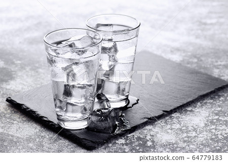 cold water in glass 64779183