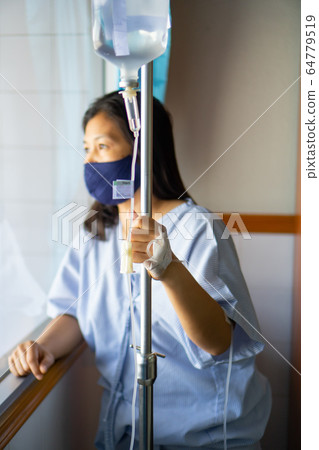 A sick Asian woman was lying in a hospital 64779519
