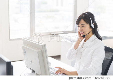 White coat, operator, telephone consultation, screen 64781079