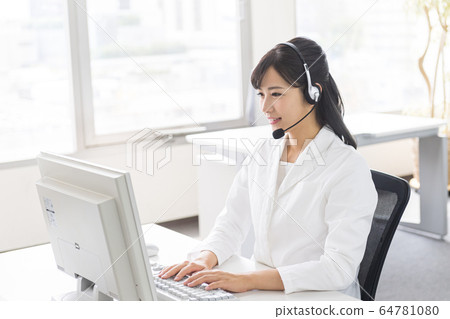 White coat, operator, telephone consultation, screen 64781080