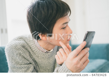 智能手機男學生 64783428