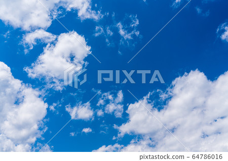 Spring blue sky with many clouds 64786016