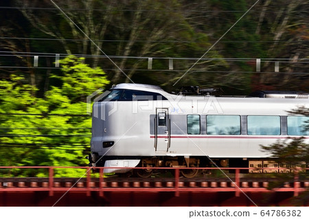 鐵路山陰乾線287系列，鮮綠色的水槽，搖攝鏡頭，Tonda Hiyoshi特快，JR Kinosaki Hashidate 64786382