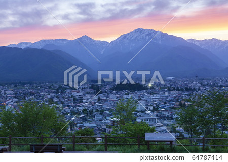 長野縣大町市大町山博物館，黃昏和北阿爾卑斯大町市 64787414