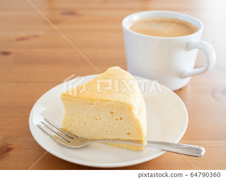 蛋奶酥芝士蛋糕和咖啡 蛋奶酥芝士蛋糕和咖啡 64790360