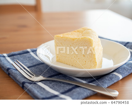 Souffle cheesecake 64790458