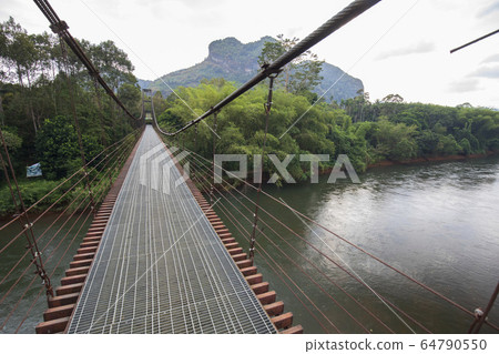 吊橋在泰國素叻他尼Khaote Pitak 64790550