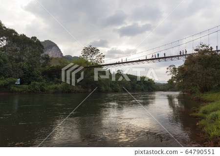 吊橋在泰國素叻他尼Khaote Pitak 64790551