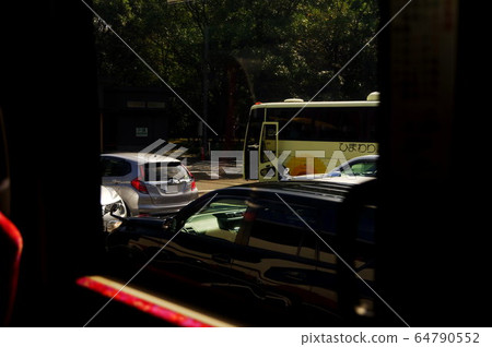 從公共汽車的火車窗口 64790552