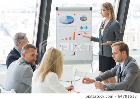 Businesswoman giving presentation 64791618