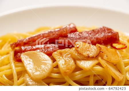 改善peperoncino(軟香腸和大蒜peperoncino)。 改善peperoncino(軟香腸和大蒜peperoncino)。 64792423